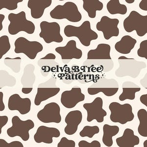 Puede incluir: Un patrón sin costuras con formas irregulares marrones sobre un fondo blanco. El patrón recuerda a la piel de vaca. El texto "Delva B Tree Patterns" está centrado en el medio de la imagen.