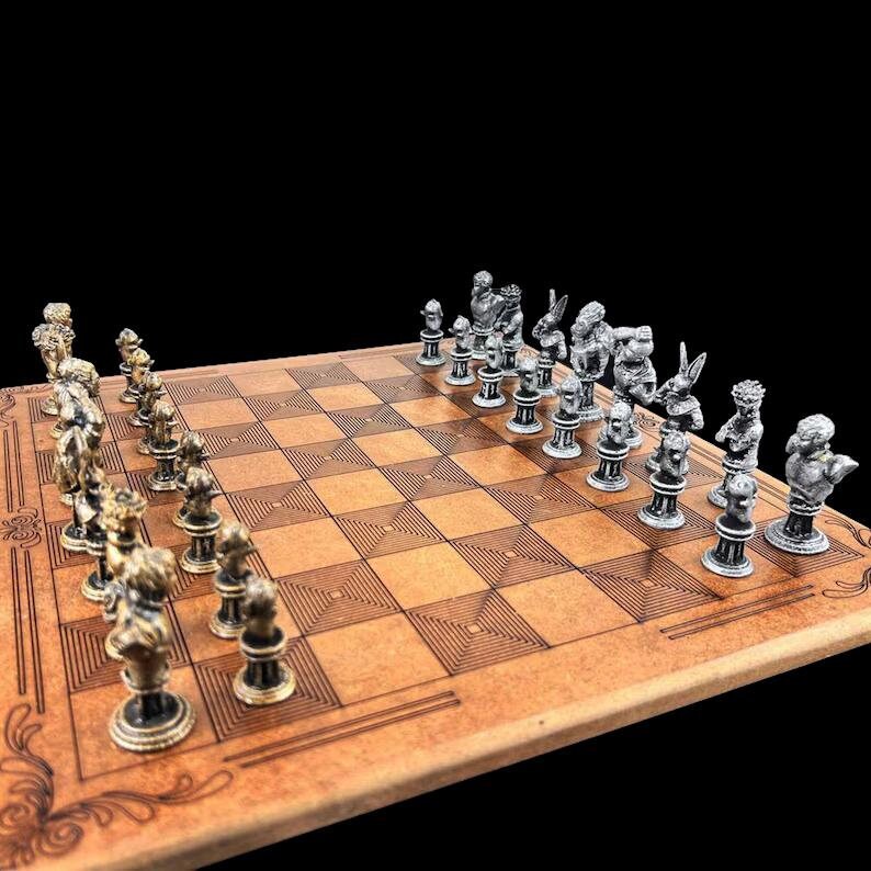 メタルアニメチェスセット：彫刻された木製ボード、アンティーク調の駒