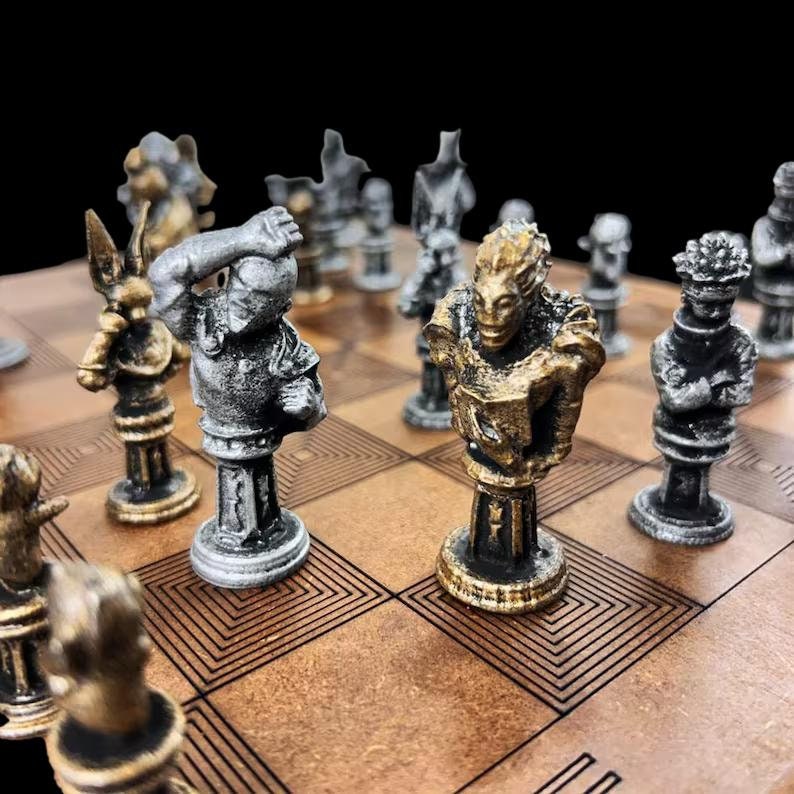 メタルアニメチェスセット：彫刻された木製ボード、アンティーク調の駒