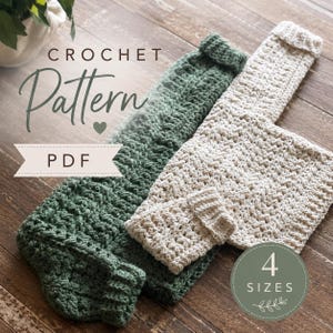 Könnte beinhalten: Ein PDF-Häkelmuster mit dem Wort "CROCHET" über dem Wort "Pattern" in Schreibschrift. Das Muster enthält zwei Ärmel in Grün und Creme, mit dem Text "4 GRÖSSEN" in einem Kreis.