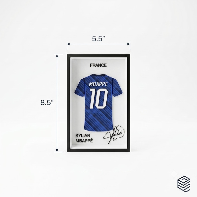 Peut inclure: Un cadre pr&eacute;sentant un maillot de football bleu et noir &agrave; motifs avec le nom MBAPPE et le num&eacute;ro 10. Le texte FRANCE et KYLIAN MBAPP&Eacute; figurent &agrave; c&ocirc;t&eacute; d'une signature. Le cadre mesure 13,97 cm de largeur et 21,59 cm de hauteur.