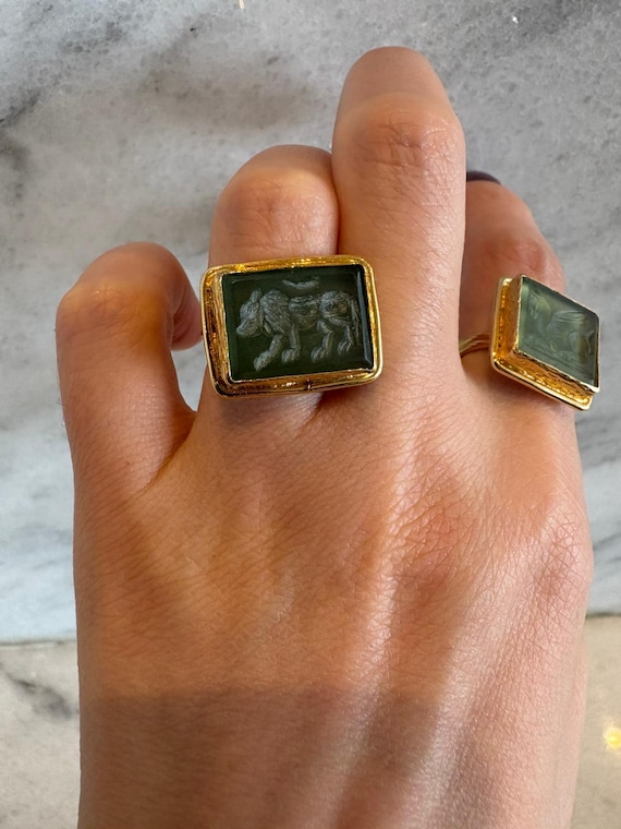 Golden Lion Signet Ring – Green Agate Stone, Adjustable Gold Statement Ring, Unisex Luxury Gift, Antique Inspired Jewelry
