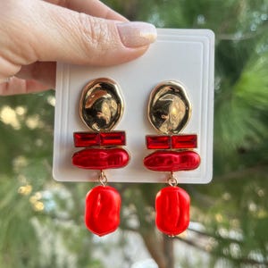 Rubinröda statementörhängen, guldfärgade geometriska dingelörhängen, aftonsmycken