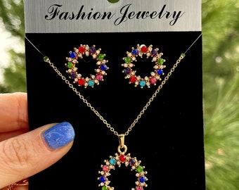 Conjunto de collar y aretes coloridos y delicados • Conjunto de joyería colorida • Conjunto de aretes y collar con diamantes de imitación brillantes • Conjunto de joyería minimalista con diamantes de imitación •