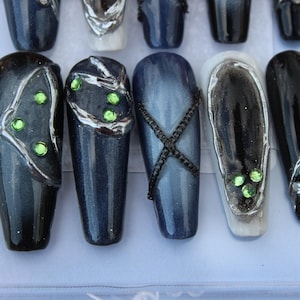 Dunkel Press On Nails: Weiß, Blau / Grüner Akzent