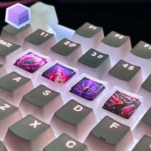 Könnte beinhalten: Eine weiße mechanische Tastatur mit benutzerdefinierten Tastenkappen, die farbenfrohe Bilder von Charakteren aus einem Videospiel zeigen. Die Tastenkappen sind mit den Buchstaben A, S, D, F, Z, X, C, 1, 2, 3, 4, Tab und F1, F2, F3 beschriftet.