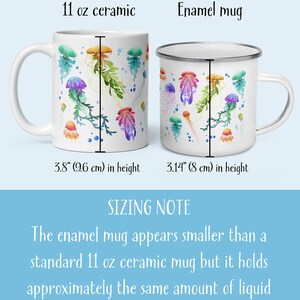 Pu&ograve; includere: Due tazze con un design ad acquerello di meduse e alghe. La tazza a sinistra &egrave; una tazza in ceramica bianca con un'altezza di 9,6 cm. La tazza a destra &egrave; una tazza smaltata con un'altezza di 8 cm. Il testo "SIZING NOTE" &egrave; sotto le tazze. Il testo "La tazza smaltata sembra pi&ugrave; piccola di una tazza in ceramica standard da 11 once, ma contiene circa la stessa quantit&agrave; di liquido" &egrave; sotto la nota di dimensionamento.