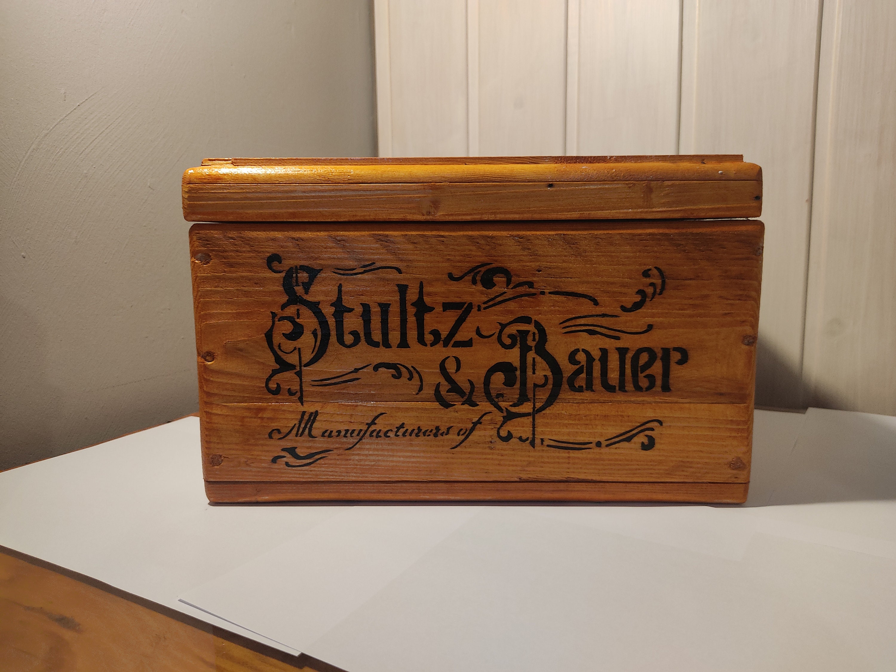 Petit Coffre en Bois Décoratif et Artisanal