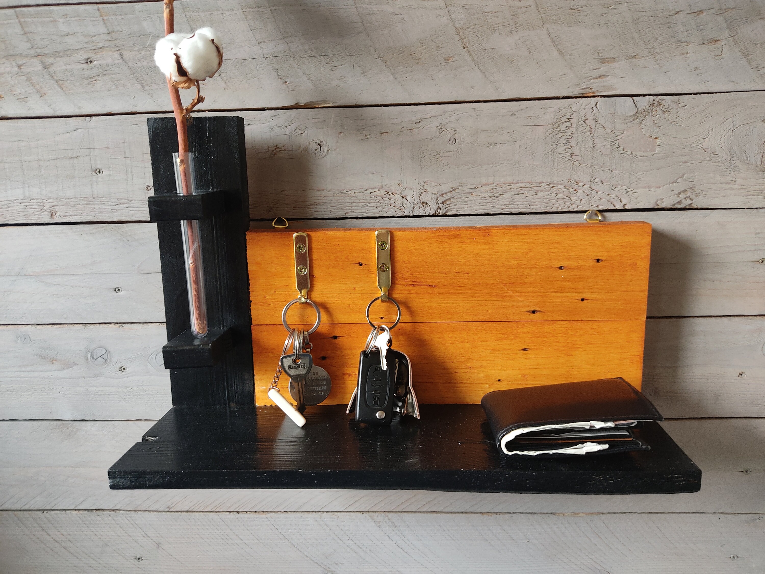 Présentoir Bois Artisanal avec Support Clés et Tube à Essai