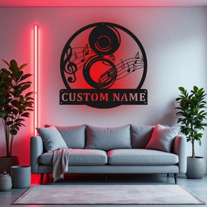 Puede incluir: Arte de pared de metal negro con una imagen estilizada de un trompa con notas musicales. El arte incluye el texto "CUSTOM NAME".