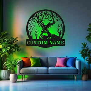Benutzerdefinierte Hirschbaum Metallwandkunst mit LED-Licht, personalisierte Hirschjäger-Namensschilddekoration für Raum, Hirschjagd-Metall-LED-Dekor, Hirsch