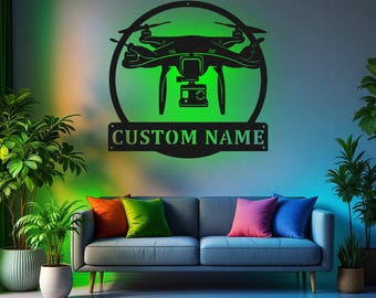 LEDライト付きカスタムドローンメタルウォールアート、パーソナライズされたドローンネームサインデコレーション、ドローンメタルホームデコレーション、カスタムドローン