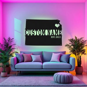 Arte de pared de metal con mapa de Kansas personalizado con luz LED, letrero con el nombre del estado de Kansas personalizado para decoración de habitación, decoración LED de metal con el nombre de Born In Kansas