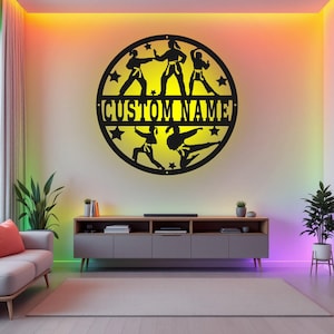 Aangepaste karate metalen wandkunst vrouw met led-verlichting, gepersonaliseerde karate naambord decoratie voor kamer, karate metalen led-decor, karate