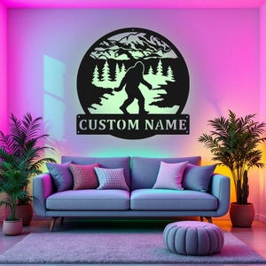 Decorazione murale in metallo con luce LED, cartello con nome Bigfoot personalizzato per la stanza, decorazione LED in metallo Bigfoot