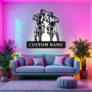 Arte de pared de metal con luz LED para pareja de motociclistas que se besan, letrero con nombre de motociclista personalizado para decoración de habitación, decoración de metal con luz LED para motocicletas