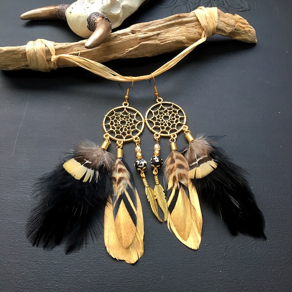 Boucles d'oreilles attrape rêves dorés, plumes noires et dorées, boucles d'oreilles plumes style ethnique, bohème, boho chic, amérindien