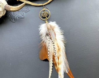 Mono boucle d'oreille en plumes naturelles et arbre de vie, ethnique, boho, bohème, chamane, hippie