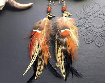 Longues boucles d'oreilles plumes naturelles, rouge noir marron, boucles d'oreilles plumes ethnique, boho, bohème, hippie, festival, gipsy