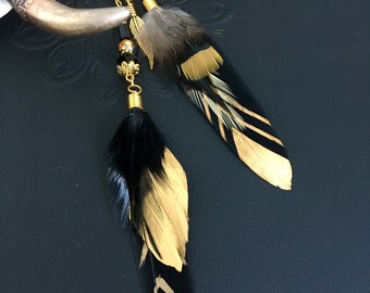 Longue boucle d'oreille unique plumes naturelles, plumes noir et doré, attrape rêves, boucle d'oreille solo, mono boucle d'oreille ethnique