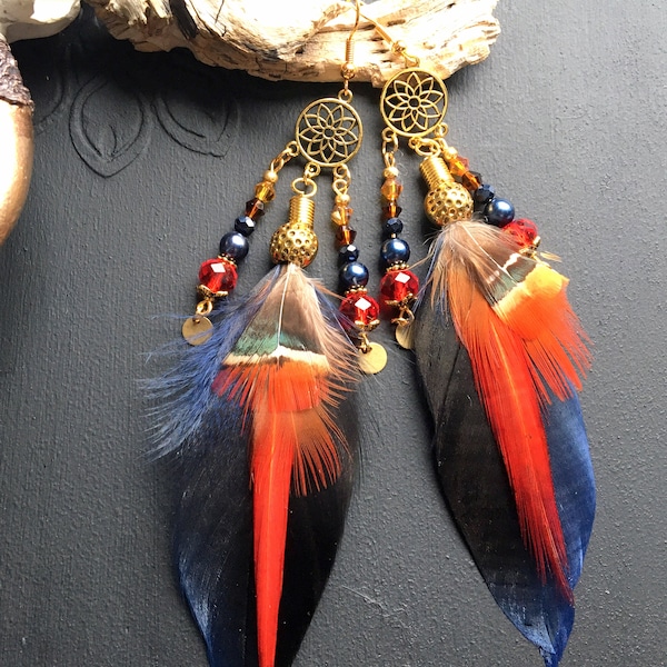 Boucles d'oreilles plumes bleu marine rouge, attrape rêves dorés, boucles d'oreilles plumes, ethniques, bohème, boho hippie, bijoux plumes