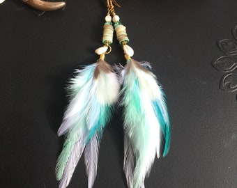 Longues boucles d'oreilles plumes blanc, vert menthe, turquoise, perles en nacre, coquillages, boucles d'oreilles d'été, bohème, boho chic