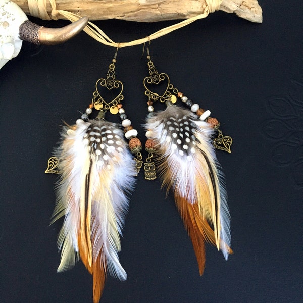 Longues boucles d'oreilles plumes naturelles blanc beige marron, perles, coeurs en métal bronze, boucles d'oreilles bohème boho chic hippie