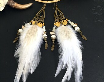 Boucles d'oreilles plumes blanches, plumes de faisan rayé, perles et coquillages, boucles d'oreilles plumes style ethnique boho bohème