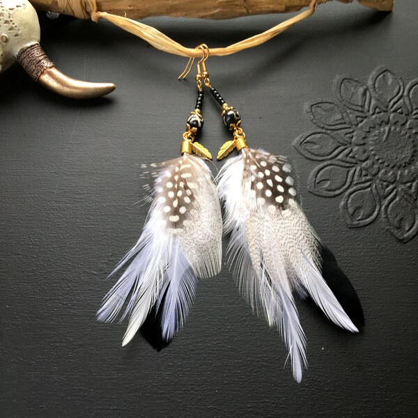 Boucles d'oreilles plumes blanc et noir, plumes naturelles, perles, boucles d'oreilles plumes style ethnique bohème boho chic noir et blanc