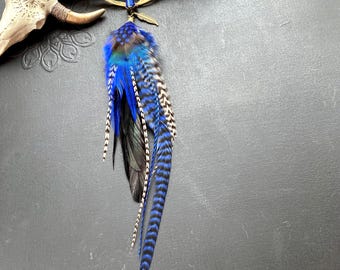 Mono boucle d'oreille extra longue en plumes grizzly, bleu, noir, plume de paon, ethnique, festival bohème, boho, chamane, amérindien