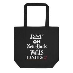 Może przedstawiać: Czarna torba typu tote z białym tekstem "POST ON NEW YORK WALLS DAILY" i czerwonym logo byka.