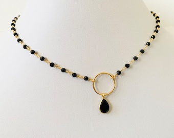 Collar de ónix negro y oro / Cadena de rosario elegante y anillo y collar de ónix de gota / Regalo ideal para ella