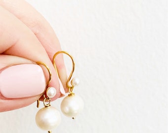 Pendientes de perla diminuta y oro / Perla de agua dulce / Oro Plata 925 Ganchos / Pendientes de perla blanca Regalo ideal para ella