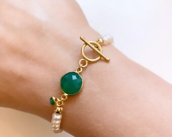 Pulsera Mi Esmeralda y Perlas/Pulsera Blanca y Verde/ Perlas de Agua Dulce y Ónix Verde/Detalles y Cierre en Plata de Ley Chapada en Oro