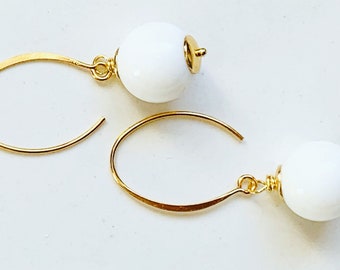 Boucles d'oreilles blanches/Boucles d'oreilles en onyx blanc /Or et blanc/Boucles d'oreilles chic cadeau idéal pour elle/Cadeau de la fête des mères