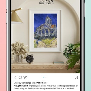 K&ouml;nnte beinhalten: Ein gerahmter Druck eines Gem&auml;ldes, das eine Kirche vor blauem Himmel und gr&uuml;nem Gras zeigt. Der Druck h&auml;ngt an einer Wand mit einer Lampe und einer Uhr auf einem Regal darunter. Der Text "PUW PINUPTHEWORLD" ist in der oberen rechten Ecke des Bildes sichtbar.