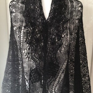 Puede incluir: Chaleco de encaje negro con un patr&oacute;n delicado. El chal est&aacute; hecho de una tela suave y ligera y tiene un dise&ntilde;o fluido y elegante.