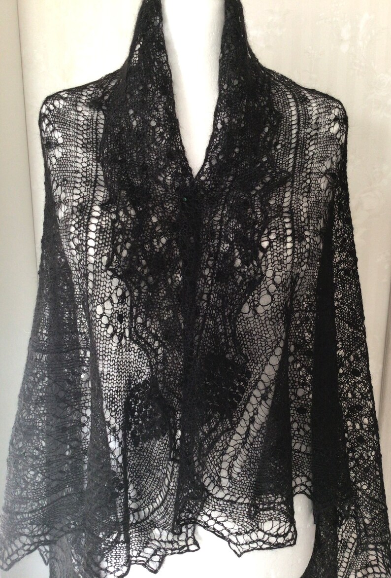 Puede incluir: Chaleco de encaje negro con un patr&oacute;n delicado. El chal est&aacute; hecho de una tela suave y ligera y tiene un dise&ntilde;o fluido y elegante.