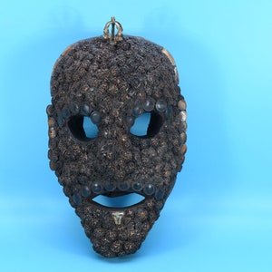 Antieke handgemaakte rudrakshya kralen Tibetaans tantrisch gehoornde masker muurhanger – spiritueel decor, uniek ambachtelijk vakmanschap