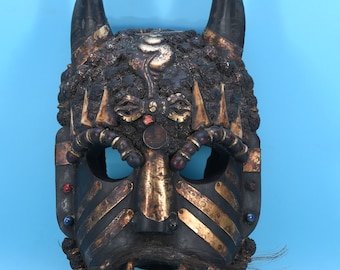 Máscara de exorcismo chamánica Tharu antigua, arte ritual tallado a mano