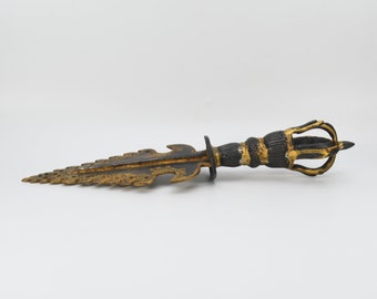 Cuchillo ritual tibetano antiguo de plata hecho a mano: herramienta tradicional tribal de caza y combate, colección de artesanía cultural.