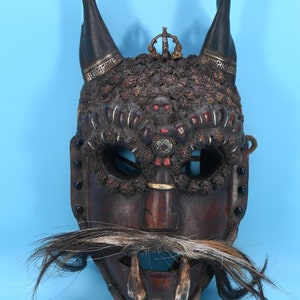 25% KORTING!! Handgemaakte vintage rudraksha kralen gehoornde tribal houten masker muur opknoping antieke kunst ambacht collectible