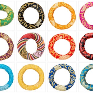 カラフルなドーナツ型シンギングボウルクッション、チベットヒーリングボウルレスト