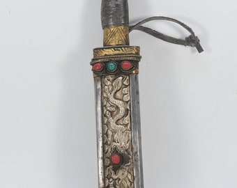 Cuchillo de plata tallada a mano con forma de dragón Ashtamangala: un símbolo de poder y espiritualidad. Colección de recuerdos vintage.
