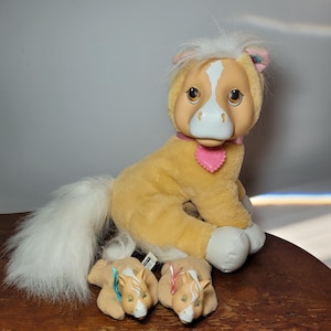 Pony Surprise - beige sitting with 2 babies