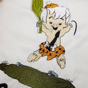 Personalisiertes gesticktes Rüschen Babykissen | Kissen | Baby-Dusche-Geschenk | Bamm-Bamm Flintstone Patterned Kissen