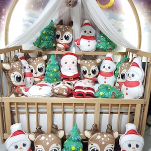 Speciale Capodanno, Babbo Natale, pupazzo di neve, cervo, albero di pino di Natale