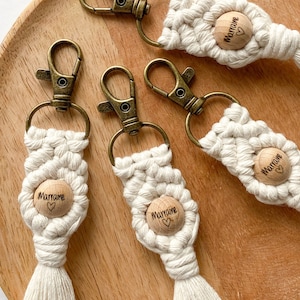 Macrame keychain | Dad - Mom - Grandpa - Grandma - Uncle - Auntie - Godfather - Godmother - Nanny - Mistress - Witness | Customizable