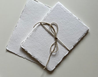 25 cartoncini formato A5 in carta di cotone bianca, formato 5,25 x 8,25 pollici: carta con bordi sfrangiati fatta a mano.