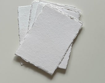 50 tarjetas de invitación de papel de algodón blanco hecho a mano con bordes irregulares.